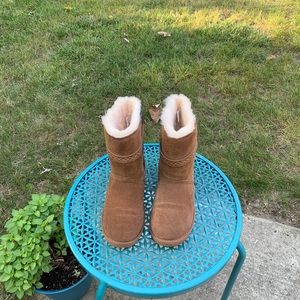 Women’s size 9 Minnetonka winter boots.